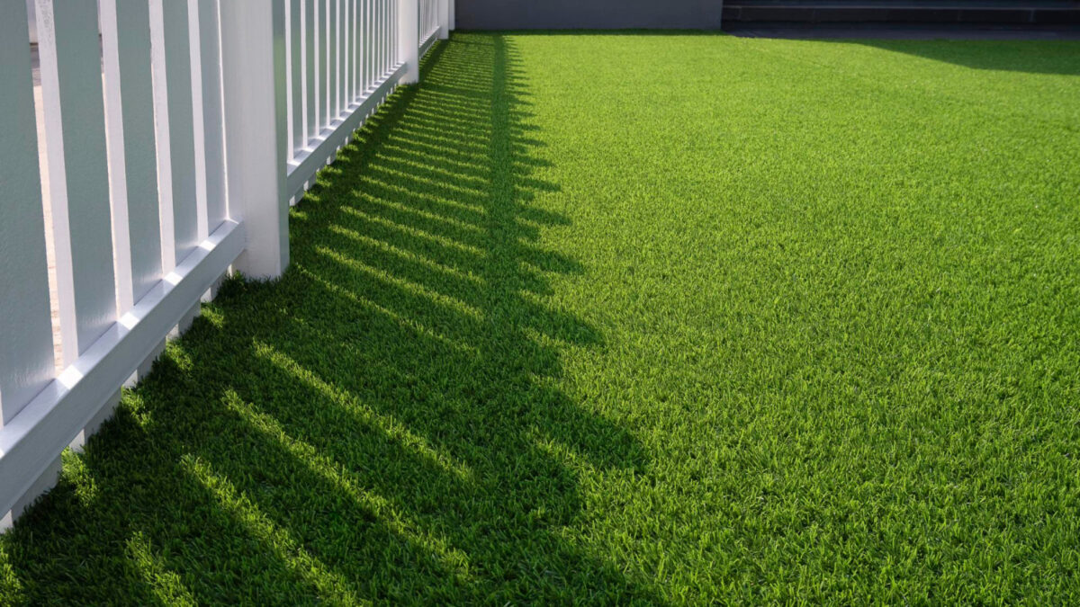 Gazon synthétique : la solution clé en main pour des espaces verts impeccables